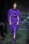Vestido morado con flores del desfile de Alta Costura de Fendi para otoño/invierno 2017/2018