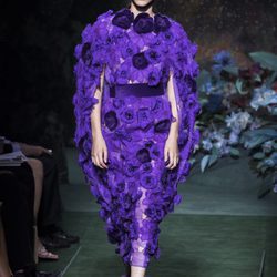 Vestido morado con flores del desfile de Alta Costura de Fendi para otoño/invierno 2017/2018