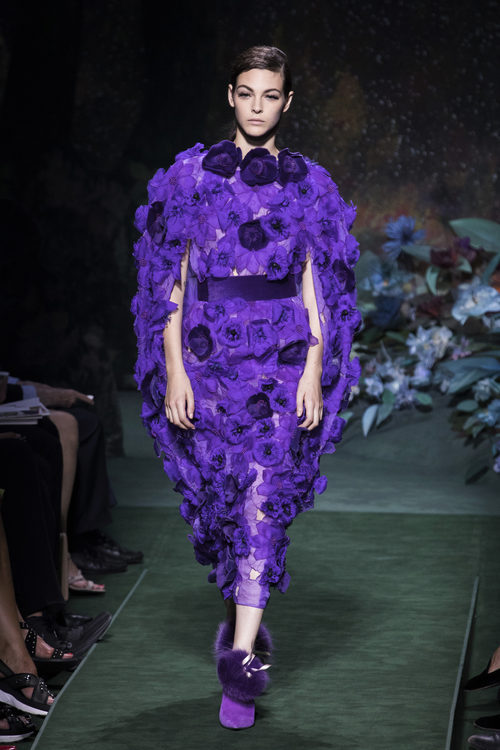 Vestido morado con flores del desfile de Alta Costura de Fendi para otoño/invierno 2017/2018