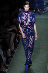 Vestido con flores y transparencias del desfile de Alta Costura de Fendi para otoño/invierno 2017/2018