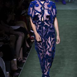 Vestido con flores y transparencias del desfile de Alta Costura de Fendi para otoño/invierno 2017/2018