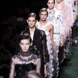 Modelos en el desfile de Alta Costura de Fendi para otoño/invierno 2017/2018