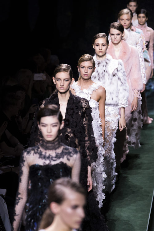 Modelos en el desfile de Alta Costura de Fendi para otoño/invierno 2017/2018