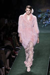 Abrigo y vestido rosa del desfile de Alta Costura de Fendi para otoño/invierno 2017/2018