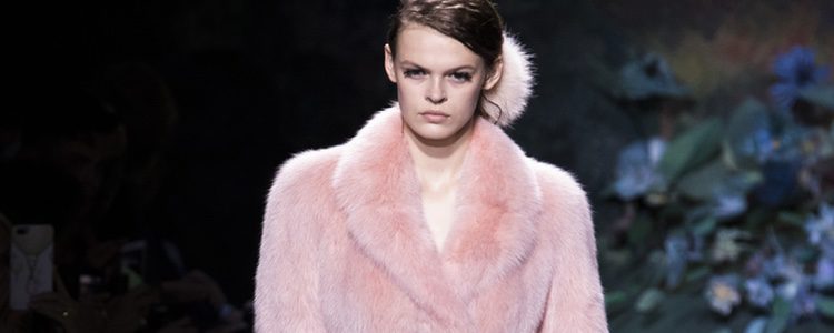 Abrigo y vestido rosa del desfile de Alta Costura de Fendi para otoño/invierno 2017/2018