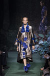 Abrigo metalizado del desfile de Alta Costura de Fendi para otoño/invierno 2017/2018