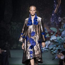 Abrigo metalizado del desfile de Alta Costura de Fendi para otoño/invierno 2017/2018