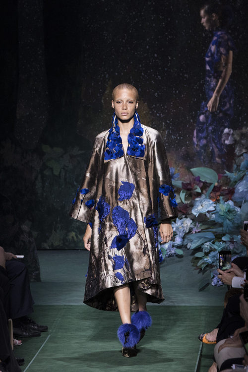 Abrigo metalizado del desfile de Alta Costura de Fendi para otoño/invierno 2017/2018