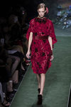 Vestido rojo con flores del desfile de Alta Costura de Fendi para otoño/invierno 2017/2018