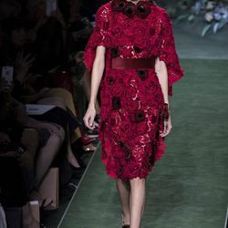 Vestido rojo con flores del desfile de Alta Costura de Fendi para otoño/invierno 2017/2018