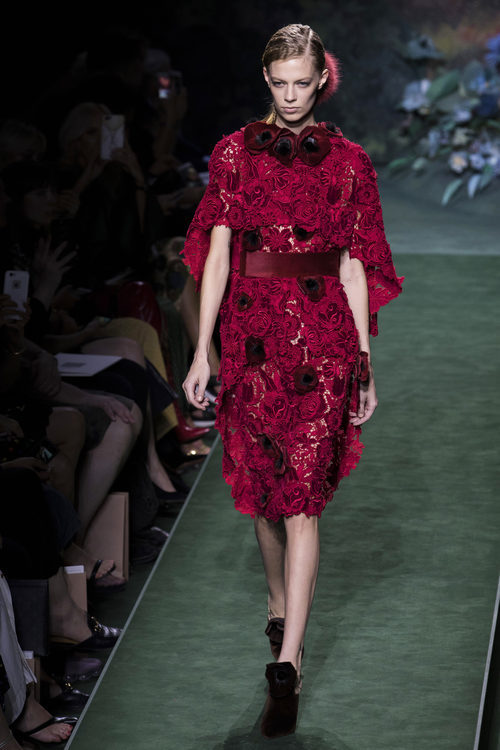 Vestido rojo con flores del desfile de Alta Costura de Fendi para otoño/invierno 2017/2018