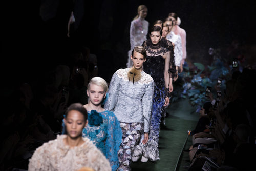 Carrousel de modelos del desfile de Alta Costura de Fendi para otoño/invierno 2017/2018