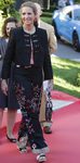 La Infanta Elena con un pantalón negro con estampados