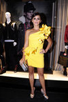 Mónica Cruz con un vestido amarillo de dsquared2