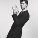 Shawn Mendes posando con reloj de la colección 'Emporio Armani Connected' de Armani