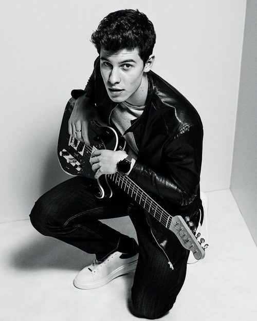 Shawn Mendes en una imagen promocional de los relojes 'Emporio Armani Connected' de Armani