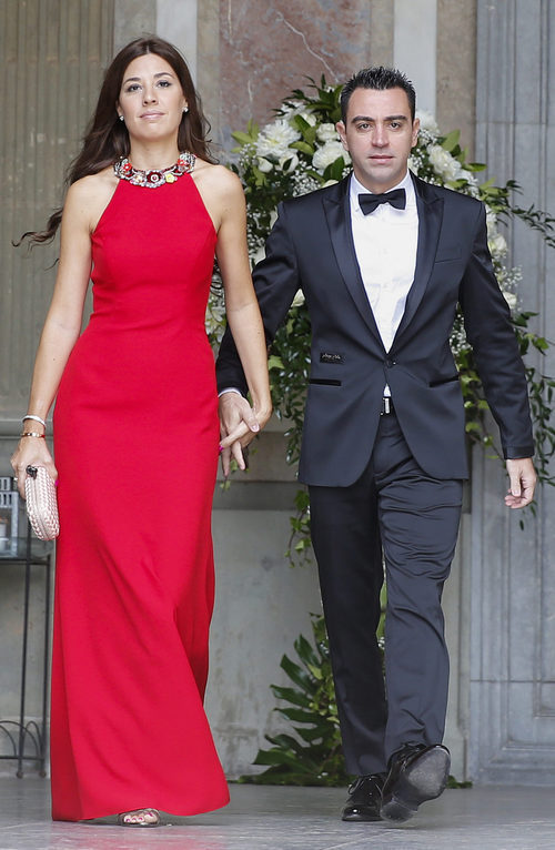 Xavi Hernández y Nuria Cunillera en la boda de Victor Valdés