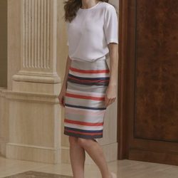 La Reina Letizia estrena su falda básica de rayas