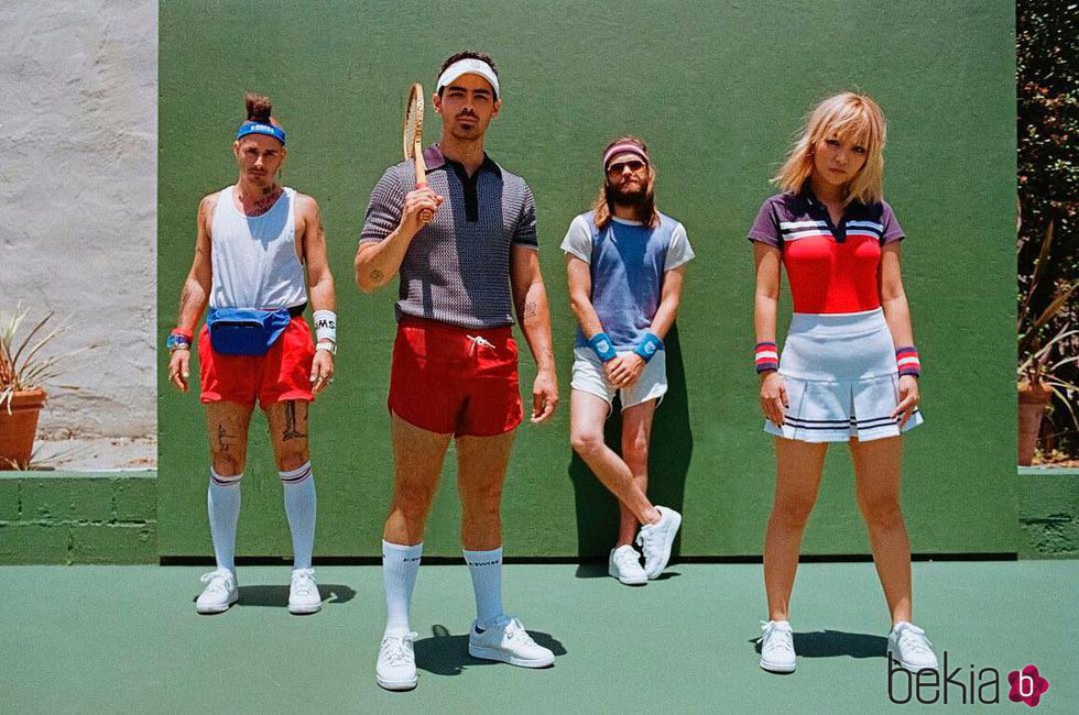 DNCE posando como embajadores de K-Swiss