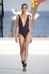 Bañador morado con cuello en pico de Andrés Sardá para la colección 'High Season' en MBFW IBIZA