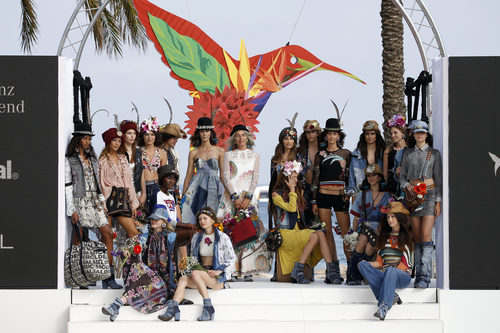 Modelos posando en el desfile de Desigual de la Fashion Week de Ibiza 2017