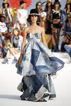 Vestido vaquero con patchwork de Desigual de la Fashion Week de Ibiza 2017