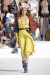 Vestido amarillo con chaleco de Desigual de la Fashion Week de Ibiza 2017