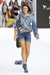 Cazadora vaquera con patchwork de Desigual de la Fashion Week de Ibiza 2017
