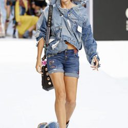 Cazadora vaquera con patchwork de Desigual de la Fashion Week de Ibiza 2017