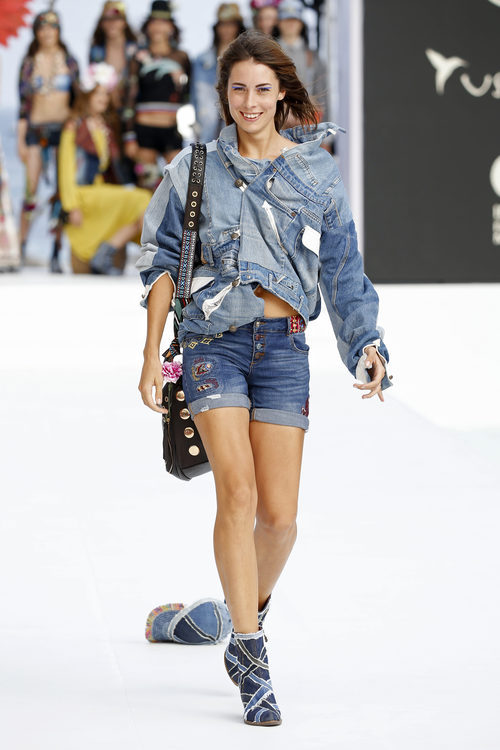 Cazadora vaquera con patchwork de Desigual de la Fashion Week de Ibiza 2017