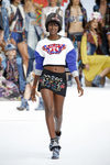 Crop top y falda estampada de Desigual de la Fashion Week de Ibiza 2017