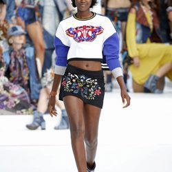 Crop top y falda estampada de Desigual de la Fashion Week de Ibiza 2017