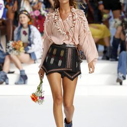 Blusa vintage y falda geométrica de Desigual de la Fashion Week de Ibiza 2017
