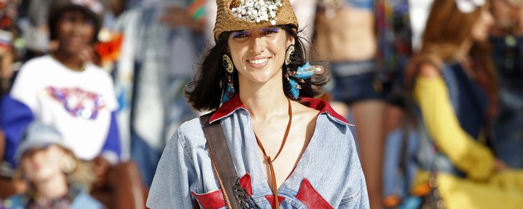 Blusa y falda vaquera de Desigual de la Fashion Week de Ibiza 2017