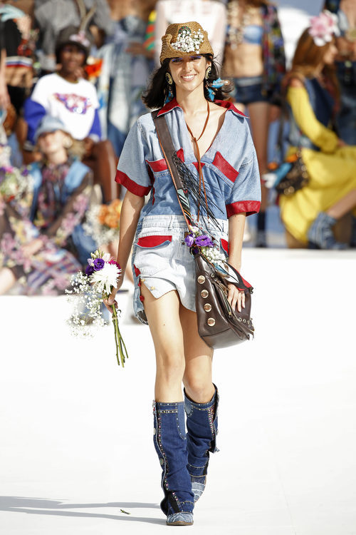 Blusa y falda vaquera de Desigual de la Fashion Week de Ibiza 2017