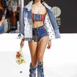Crop top étnico con shorts vaqueros de Desigual de la Fashion Week de Ibiza 2017