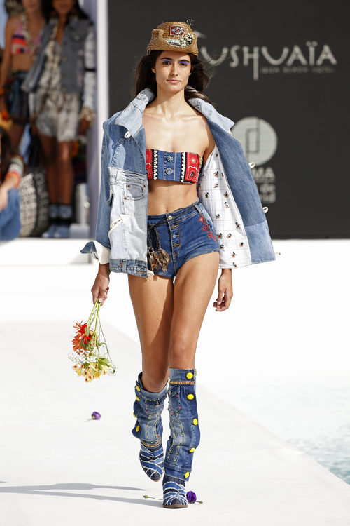 Crop top étnico con shorts vaqueros de Desigual de la Fashion Week de Ibiza 2017