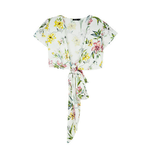 Crop top blanco con estampado floral de Bershka de la colección de verano 2017