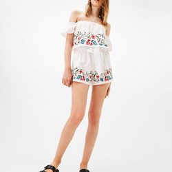 Modelo posando con conjunto de dos piezas de Bershka de la colección de verano 2017