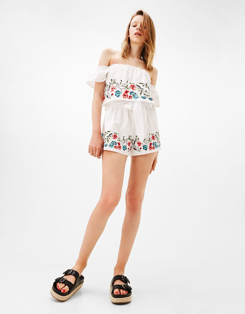 Modelo posando con conjunto de dos piezas de Bershka de la colección de verano 2017