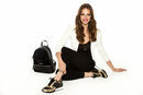 Eva González con sneakers doradas y con mochila Adela de la colección otoño/invierno 2017/2018 de MARIAMARE