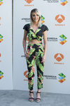 Anna Simón con crop top y pantalón de estampado tropical