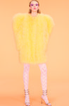 Abrigo de plumas amarillo de la colección primavera 2018 de Nina Ricci
