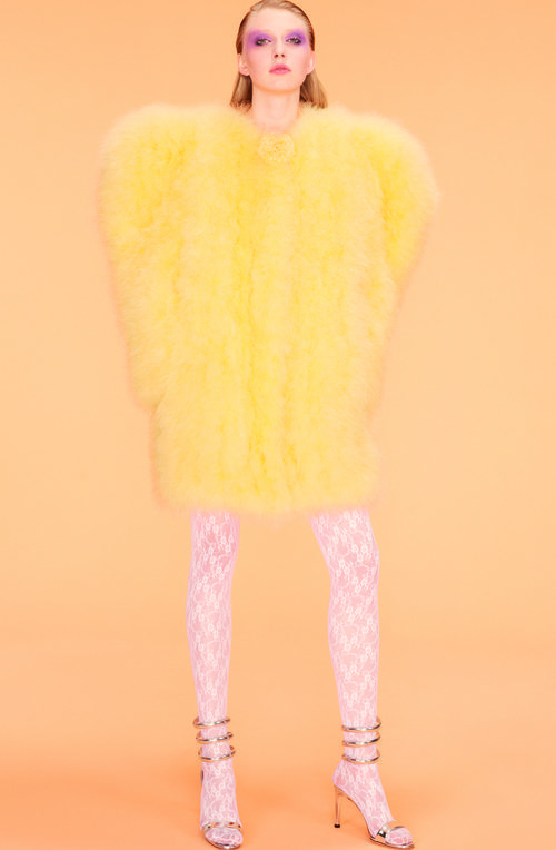 Abrigo de plumas amarillo de la colección primavera 2018 de Nina Ricci