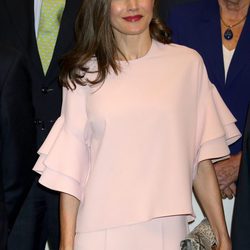 La Reina Letizia con un total look rosa en una reunión de la Fundación de Ayuda contra la Drogadicción