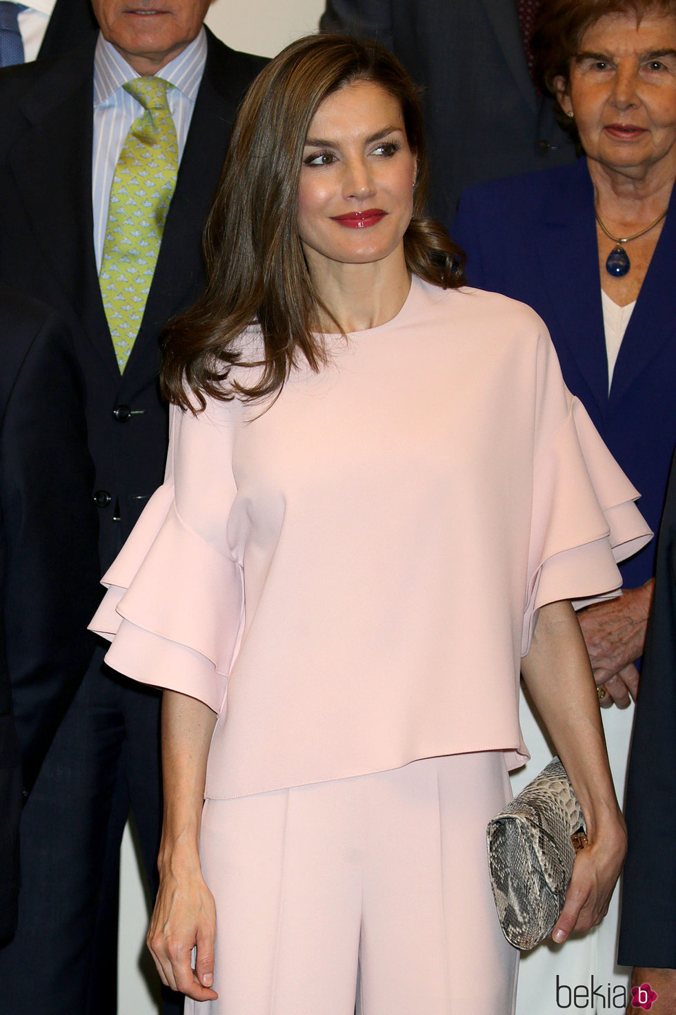 La Reina Letizia con un total look rosa en una reunión de la Fundación de Ayuda contra la Drogadicción