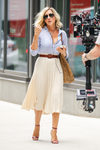 Sarah Jessica Parker con camisa azul y falda midi plisada