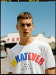 Camiseta con letras de colores de la colección masculina de Bershka 2017