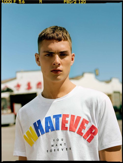 Camiseta con letras de colores de la colección masculina de Bershka 2017