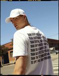 Camista básica y gorra blanca de la colección masculina de Bershka 2017